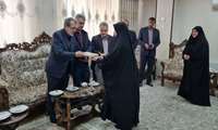 دیدار مسئولان دانشگاه علوم پزشکی ایران با همسر شهید جنگ رمضان «حسین رضایی»